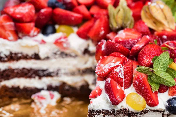 Το Top view νόστιμο κέικ με μούρα — Φωτογραφία Αρχείου