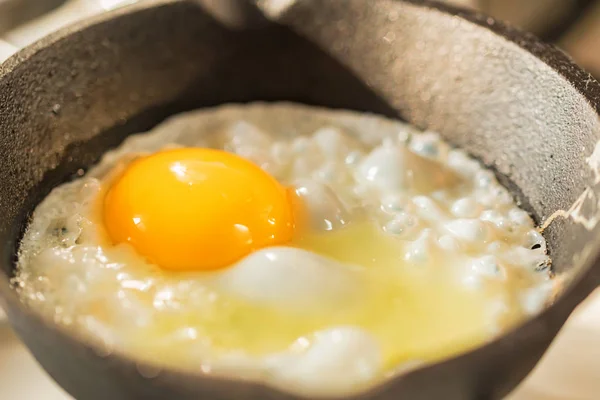Крупный план яиц на сковородке — стоковое фото