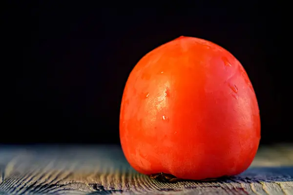 Ripe persimmon with water drops. Selective focus — Stock Photo, Image