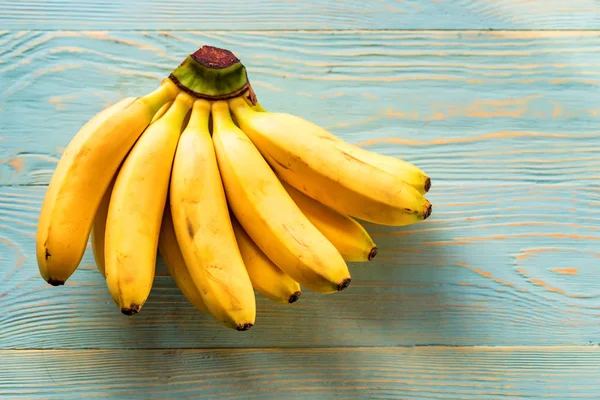 Куча бананов на деревянном фоне — стоковое фото
