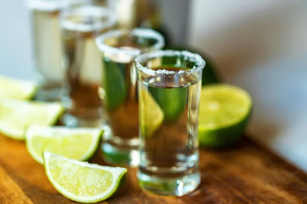 Tequila con cal y sal, enfoque selectivo — Foto de Stock