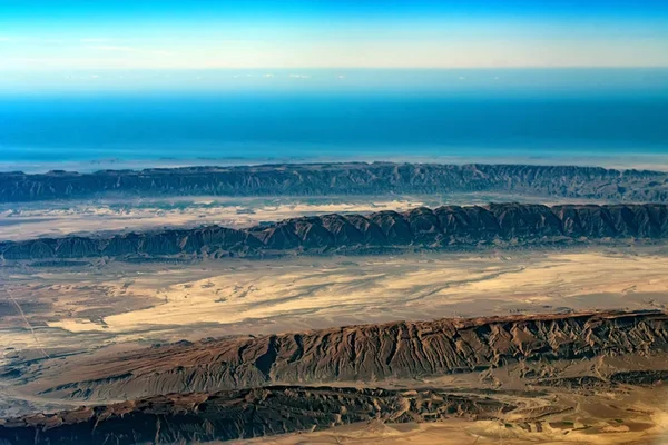 Widok z lotu ptaka górskich z samolotu — Zdjęcie stockowe