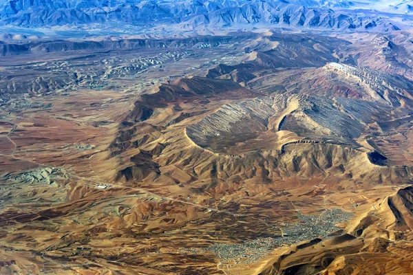 Вид с самолета на горы — стоковое фото