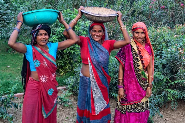 Jaisalmer, India - Circa November 2017:Three onbekende Indiase vrouwen in traditionele kleding — Stockfoto