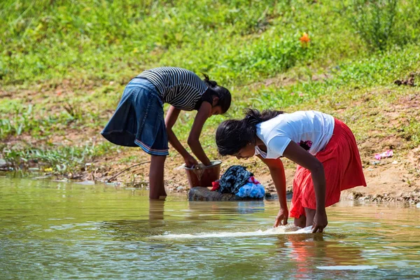 Kandy, Sri Lanka - Circa 2013. December: azonosítatlan Srí Lanka-i lányok mosogatókendőt — Stock Fotó