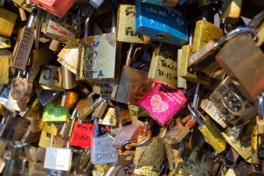 Paris, Fransa - Haziran 2014 yaklaşık: Aşk kilitleri Köprüsü'nde