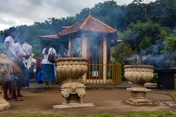 Kandy, Sri Lanka - 2013. November: temploma a foga kívül — Stock Fotó