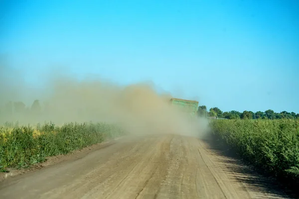 Camino rural y polvo después de un coche — Foto de Stock