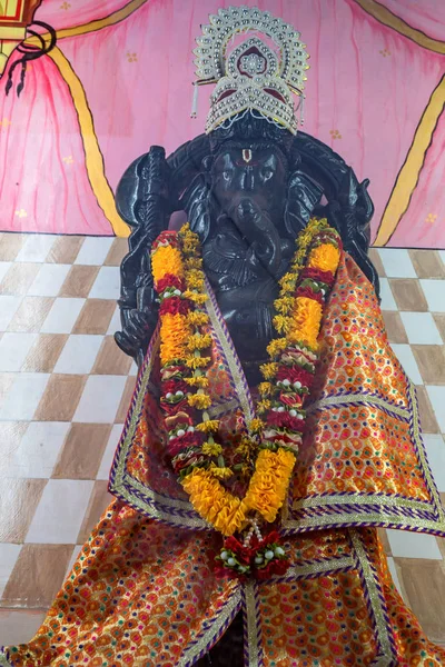 ヒンドゥー教の神ガネーシャの像を閉じる — ストック写真