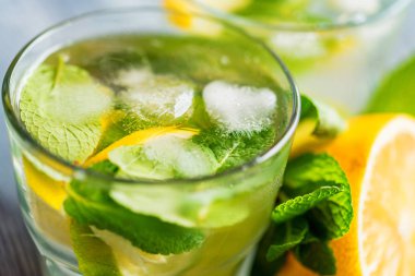 Limonata veya naneli mojito kokteyli.