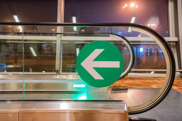 空港ピュアジムに緑の矢印記号 — ストック写真
