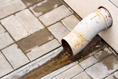 Küçük pis su su borusu ve kaldırım açık havada