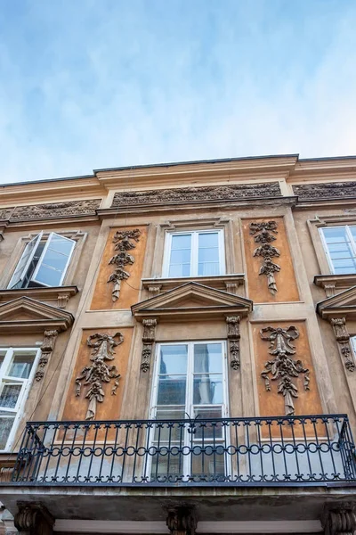 Bella casa con balcone a Varsavia, da vicino — Foto Stock