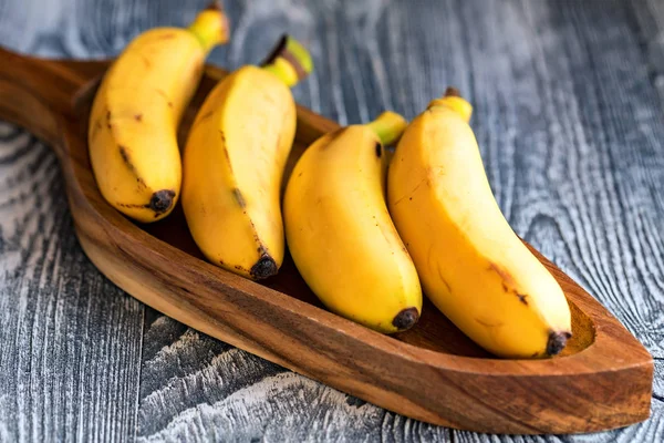 Massa bananer på trä bakgrund — Stockfoto