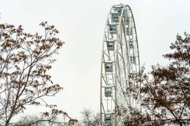 Modern beyaz dönme dolap ve gri gökyüzü parçası