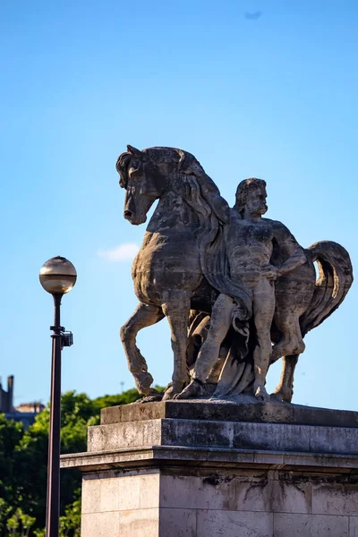 Escultura del hombre y del caballo en París — Foto de Stock