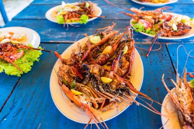 Lezzetli hazırlanan ıstakoz ve jumbo karides