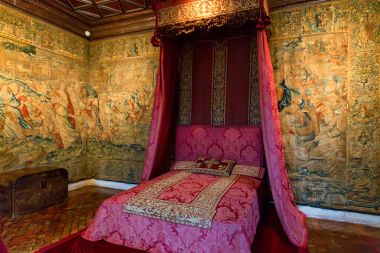 Chenonceau, Fransa - Haziran 2014 yaklaşık: Beş kız yatak odasında Chateau Chenonceau