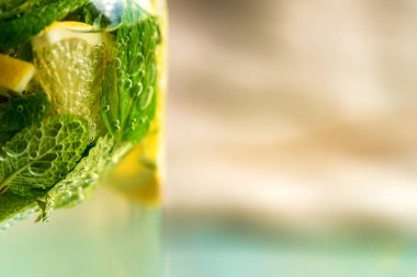 Limonata veya naneli mojito kokteyli.