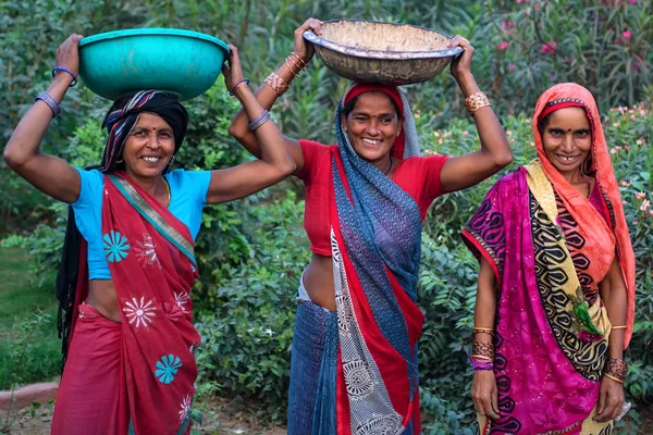 Джайсалмер, Сполучені Штати Америки - близько 2017 листопада: Індійські жінки у традиційному одязі — стокове фото
