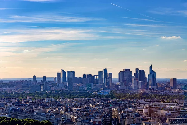 PARÍS, FRANCIA - JUNIO 2014: Rascacielos La Defense — Foto de Stock