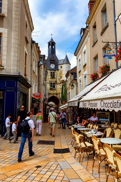 AMBOISE, FRANCIA - CIRCA JUNIO 2014: Los turistas caminan por la estrecha calle de Amboise — Foto de Stock