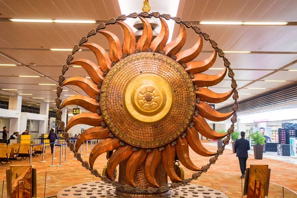 Delhi, India - Circa November 2017: Surya standbeeld in luchthaven — Stockfoto