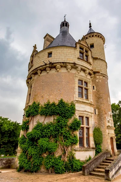 Wieża zamku Chateau de Chenonceau w pochmurny dzień — Zdjęcie stockowe