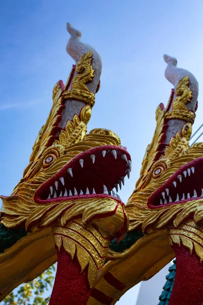 Нага або східна скульптура дракона на тлі блакитного неба — стокове фото
