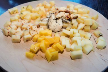 Peynir dilimleri ve adet plaka üzerinde