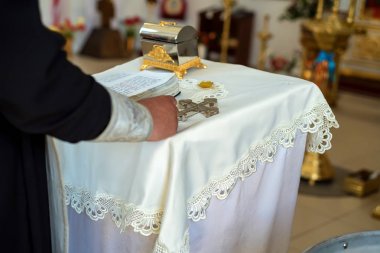 Ortodoks Hıristiyan rahip rite gerçekleştirir