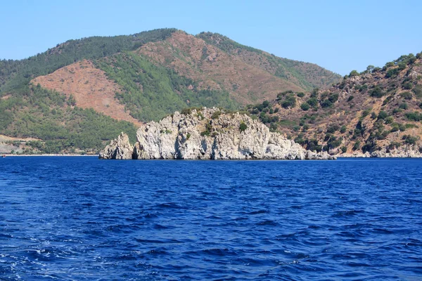 Turkost vatten och rocky shore — Stockfoto