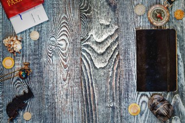 Ahşap arka plan üzerinde seyahat aksesuarları seyahat için