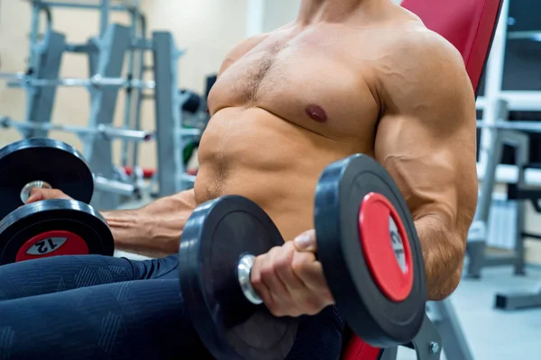 Mužské sportovce dělat biceps cvičení s činkami — Stock fotografie
