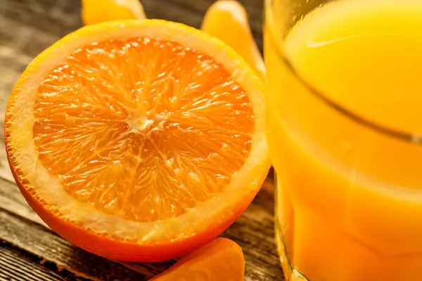 Naranjas frescas jugosas maduras, enteras, cortadas y rebanadas —  Fotos de Stock