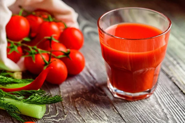 Verre de jus de tomate aux tomates fraîches — Photo