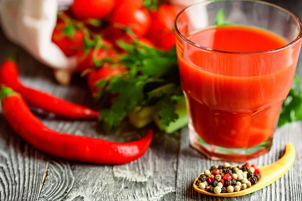 Стакан томатного сока со свежими помидорами — стоковое фото