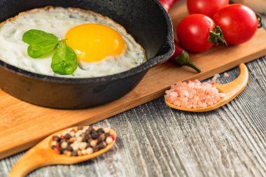 Bir tavada kızarmış yumurta. Rustik Kahvaltı