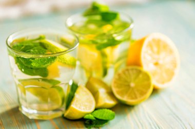 Limonata veya naneli mojito kokteyli.
