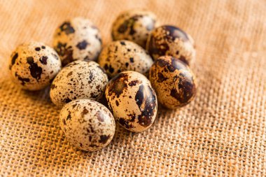 Bıldırcın yumurtası eski kahverengi ahşap yüzey üzerinde