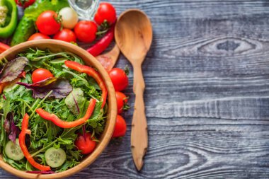 Kırsal arka planda taze sebze salatası