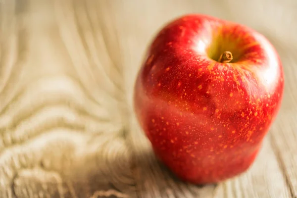 Ahşap arka plan üzerinde kırmızı suyu olgun elma — Stok fotoğraf