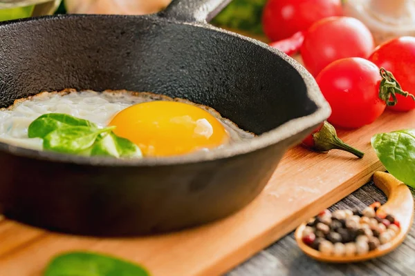 Жареные яйца в сковороде. Сельский завтрак — стоковое фото