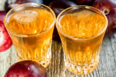 Erik brendi veya slivovitz taze ve lezzetli Erik ile