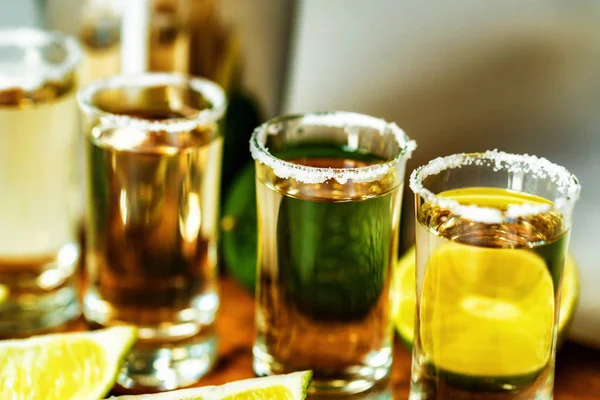 Tequila met kalk en zout, selectieve focus — Stockfoto