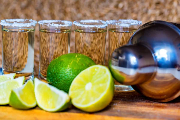 Tequila con cal y sal, enfoque selectivo — Foto de Stock