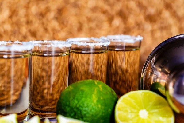 Tequila com limão e sal, foco seletivo — Fotografia de Stock