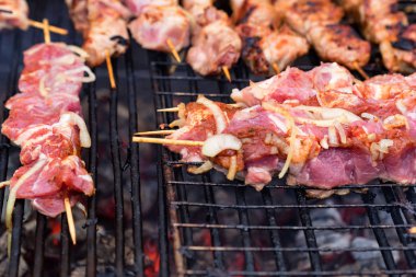 Şaşlık mangal üzerinde hazırlanması veya ızgara