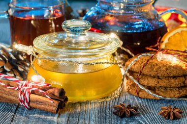 Çay, mum ışığı ve bal ile rahat natürmort