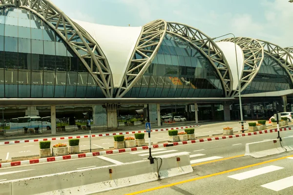 Bangkok, Thailand - Circa maart 2013: Bangkok Airport, uitzicht vanaf buiten — Stockfoto